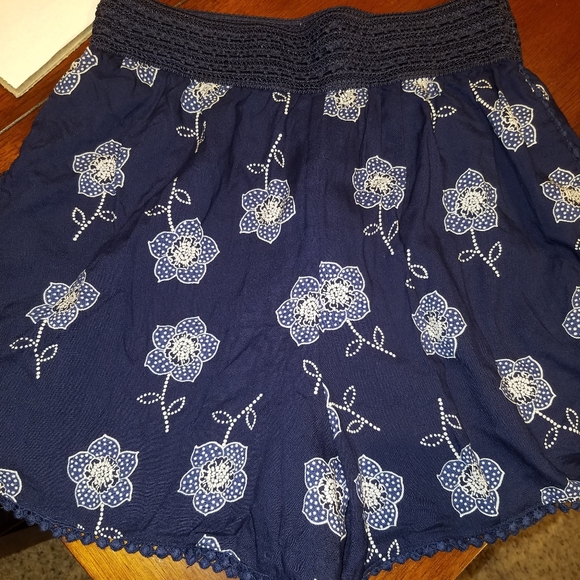 *NEW*🆕 FRANCESCA'S Navy floral scalloped edge navy shorts - Picture 1 of 2